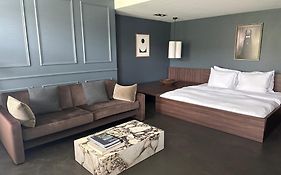 Commune Suites